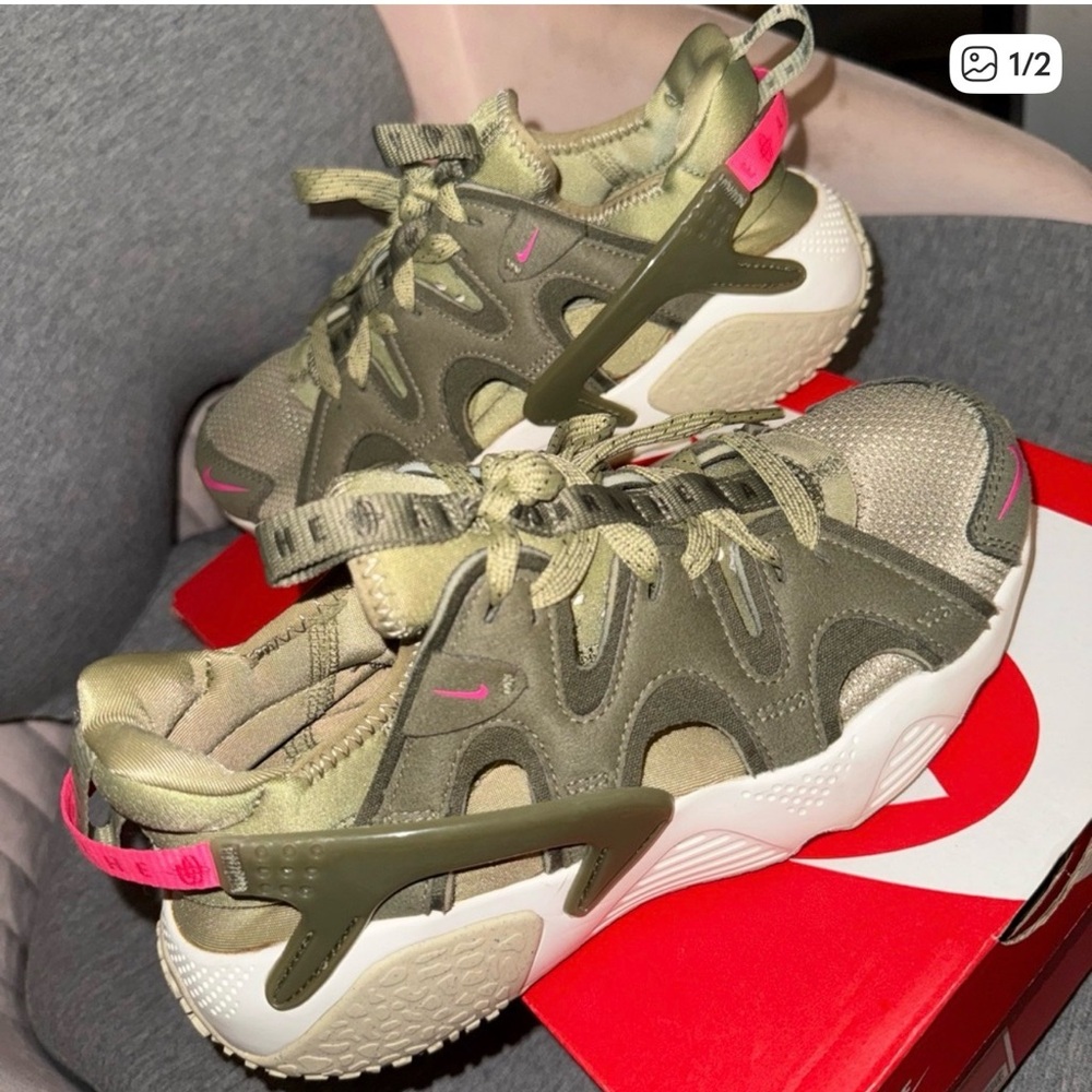 Nike huarache craft sneakers in multi khaki/Olive and Pink Sneakers! 💚🤍🩷